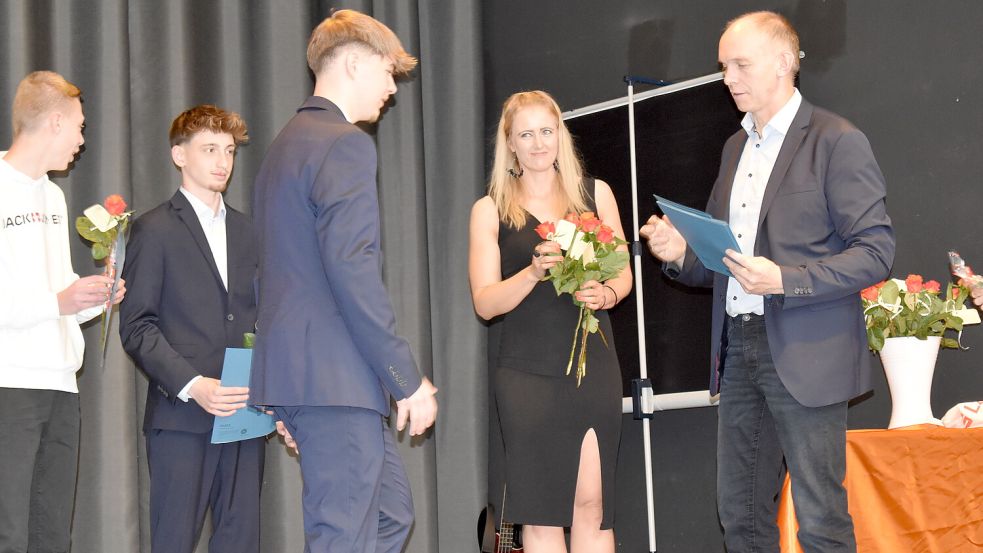 Schulleiter Ludger Mählmann (rechts) überreichte den Absolventen die Zeugnisse.