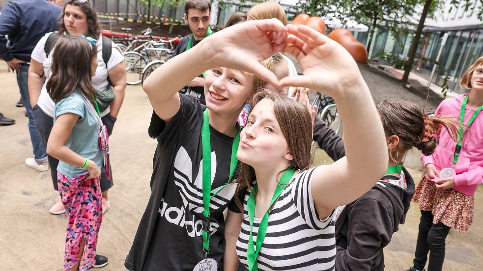 Gute Laune hatten in Berlin nicht nur Sarah und Noah. Sie gehörten zur Gruppe der TBS Leer, die an der ersten offenen Meisterschaft der Lebenshilfe in Berlin teilnahmen. Nicht nur der Sport war eine Herausforderung für die Lehrkräfte und die jungen Leute. Foto: Hock