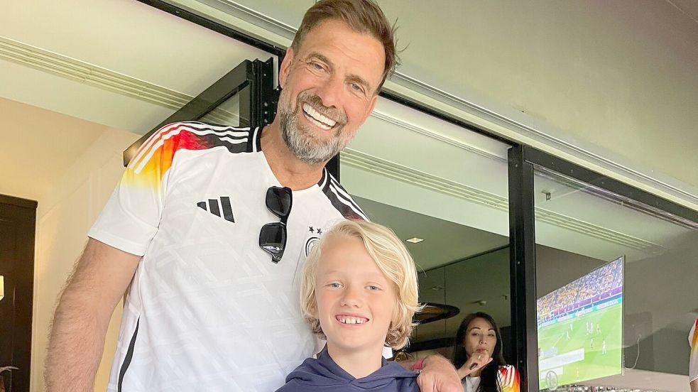 Jürgen Klopp strahlte mit Rießelmann-Sohn Oscar vor dem Spiel um die Wette. Fotos: Privat