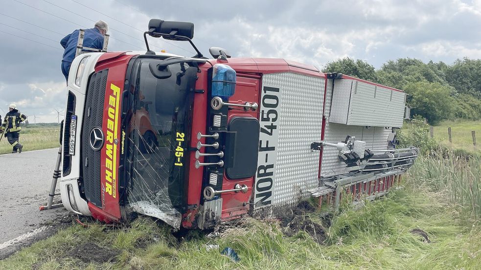 Die Besatzung der Feuerwehr wurde bei dem Unfall verletzt. Fotos: Feuerwehr