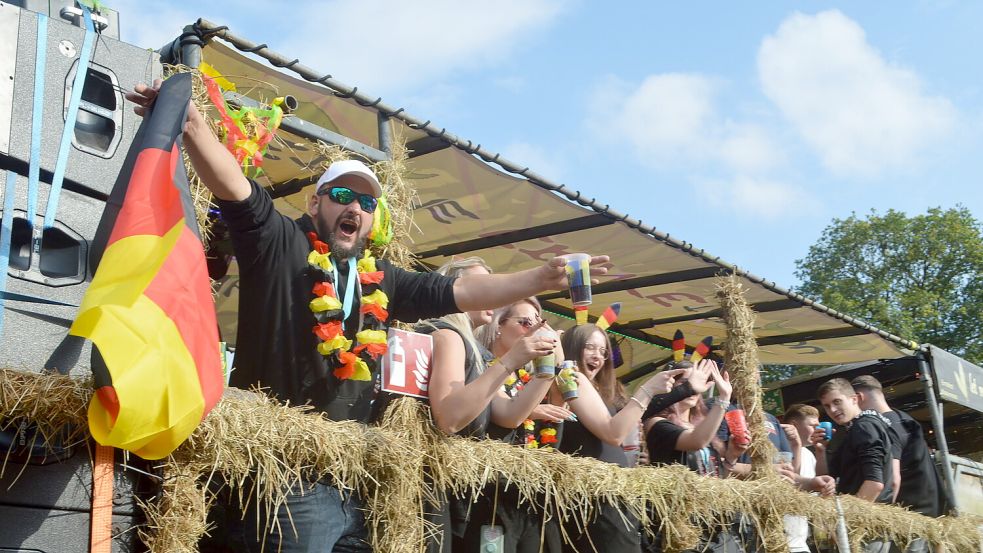 Ausgelassene Stimmung herrschte auf den Umzugswagen, die am Freitagabend an der Löschparade in Flachsmeer teilgenommen haben. Foto: Weers