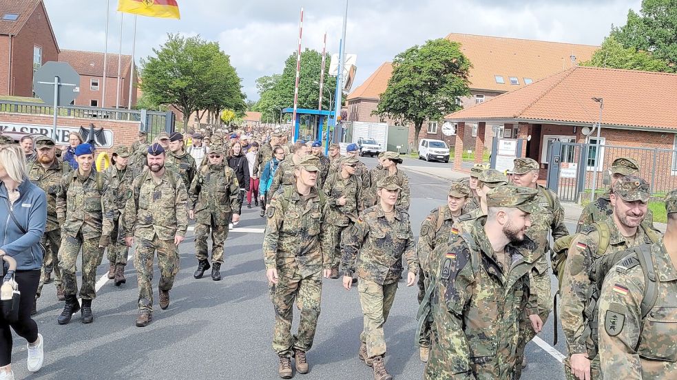 Von der Evenburg Kaserne aus setzte sich der Marsch in Bewegung. Foto: Wolters