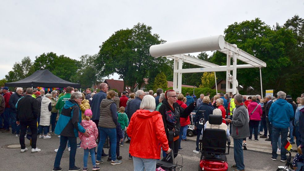 Die Freigabe der neuen Fußgänger- und Fahrradbrücke in Remels lockte am Freitag viele Besucher an. Sie wurde mit einem Festakt und einer Runde Freibier offiziell für den Verkehr freigegeben. Foto: Lehmann