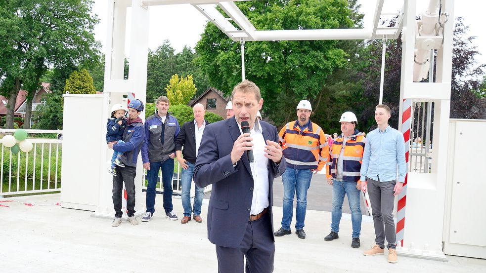 Die neue Fußgänger- und Fahrradbrücke wurde mit einem Festakt und einer Runde Freibier offiziell für den Verkehr freigegeben. Foto: Lehmann