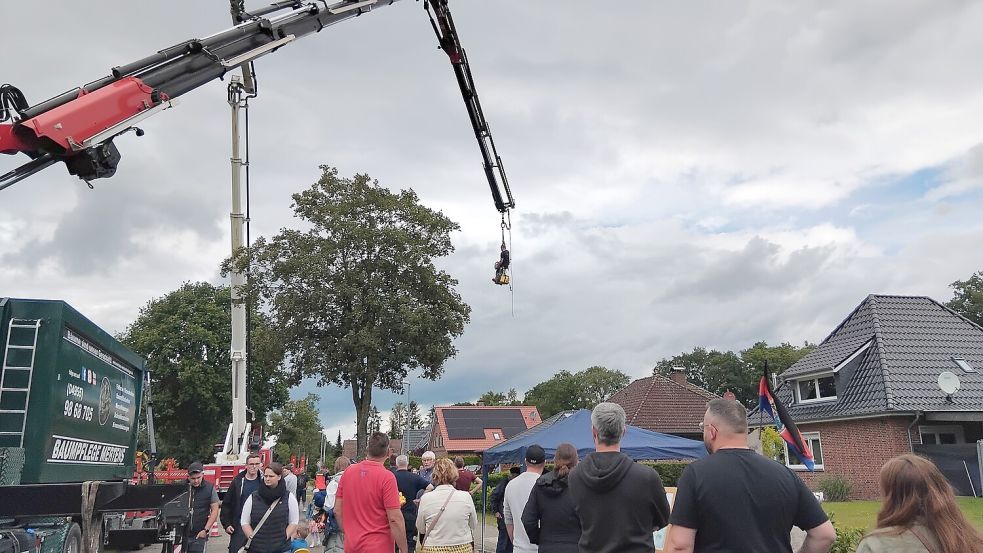 Baumpflege Mertens zeigte ihr Fahrzeug und wie man es einsetzt.