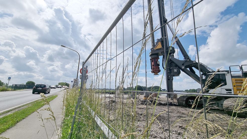 Zuletzt gab es Probebohrungen neben der alten Ledabrücke in Leer. Foto: Bothe