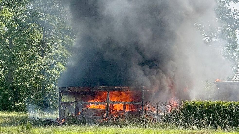 Das Carport stand in Vollbrand. Foto: Feuerwehr