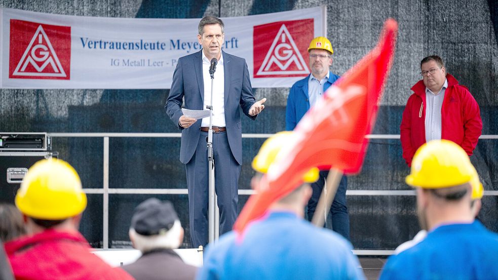 Olaf Lies (SPD), Wirtschaftsminister von Niedersachsen, spricht bei einer Kundgebung am 4. Juni 2024 vor dem Werkstor zu der Belegschaft der Meyer Werft. Archivfoto: Sina Schuldt/dpa