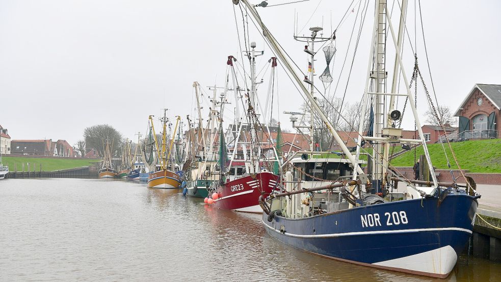 Die Greetsieler Fischer halten auch in schweren Zeiten zusammen. Aktuell trauern sie um einen Kollegen, der auf der Nordsee über Bord gegangen war. Foto: Wagenaar/Archiv