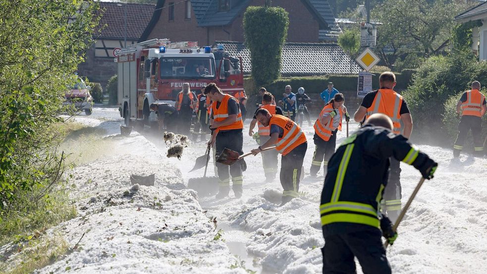Innerhalb einer Viertelstunde überfluteten teils vier Zentimeter große Hagelkörner Straßen in Hildburghausen in Thüringen. Foto: Steffen Ittig/NEWS5/dpa