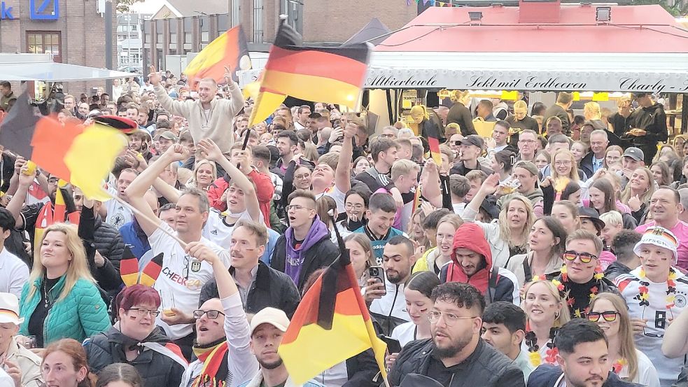 Auch auf dem Denkmalsplatz in Leer wurde der 5:1-Sieg gefeiert. Foto: Wolters