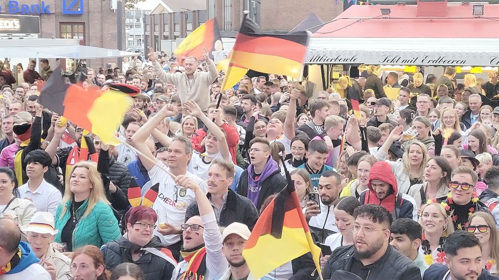 Auf dem Denkmalsplatz in Leer haben am vergangenen Freitag viele Menschen den 5:1-Sieg der deutschen Mannschaft gefeiert. Im gesamten Landkreis könnten bald mehr Menschen leben. Archivfoto: Wolters