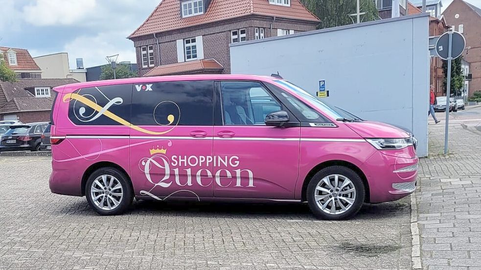 Stand in der Leeraner Innenstadt: der pinkfarbene Bus von „Shopping Queen“. Foto: privat