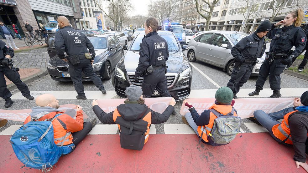 Inbegriff des Aktivisten: Mitglieder der Gruppe „Letzte Generation“ blockieren eine Straße in Hannover. Foto: dpa/picture-alliance