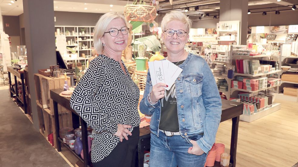 Heike Bruns (links) und Sabine Carsjens präsentieren die Gutscheine von Rudnick. Fotos: Wittich