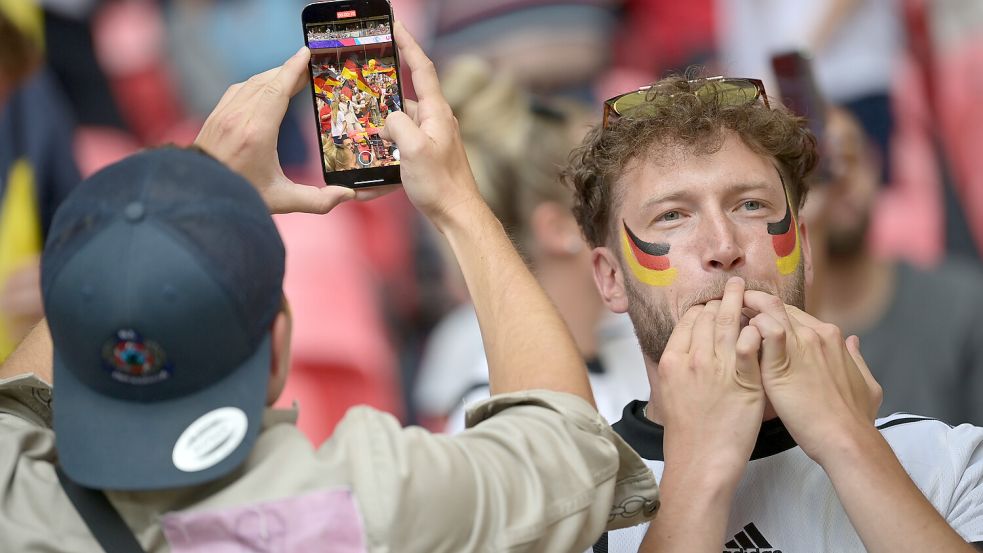 Die Organisatoren der Fußball-EM in Deutschland wünschen sich wieder Fußballfieber. Ob die offiziellen Songs einen Beitrag dazu leisten können? Foto: dpa/Sebastian Christoph Gollnow