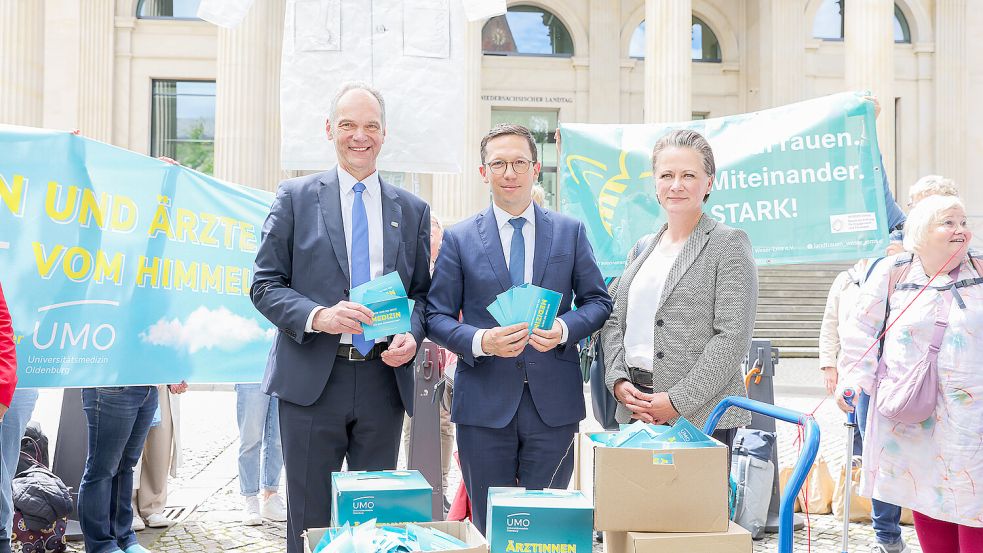 Übergaben fast 20.000 Unterschriften an Wissenschaftsminister Falko Mohrs (Mitte): Universitätspräsident Ralph Bruder (l.) und Prof. Dr. Andrea Morgner-Miehlke, Medizinische Vorständin und stellvertretende Vorstandsvorsitzende im Klinikum Oldenburg. Foto: Uni/Seifert