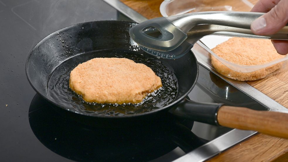 Ein veganes Cordon Bleu brutzelt in der Pfanne. Doch darf es so heißen, wenn es nicht das traditionelle Produkt aus Fleisch, Schinken und Käse ist? Foto: dpa