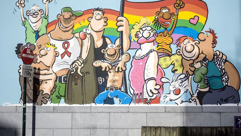 Cancel-Debatte: Ralf Königs Wandbild am Brüssler Rainbow House wurde unter dem Vorwurf von Transphobie und Rassismus attackiert. Foto: Imago images/viennaslide