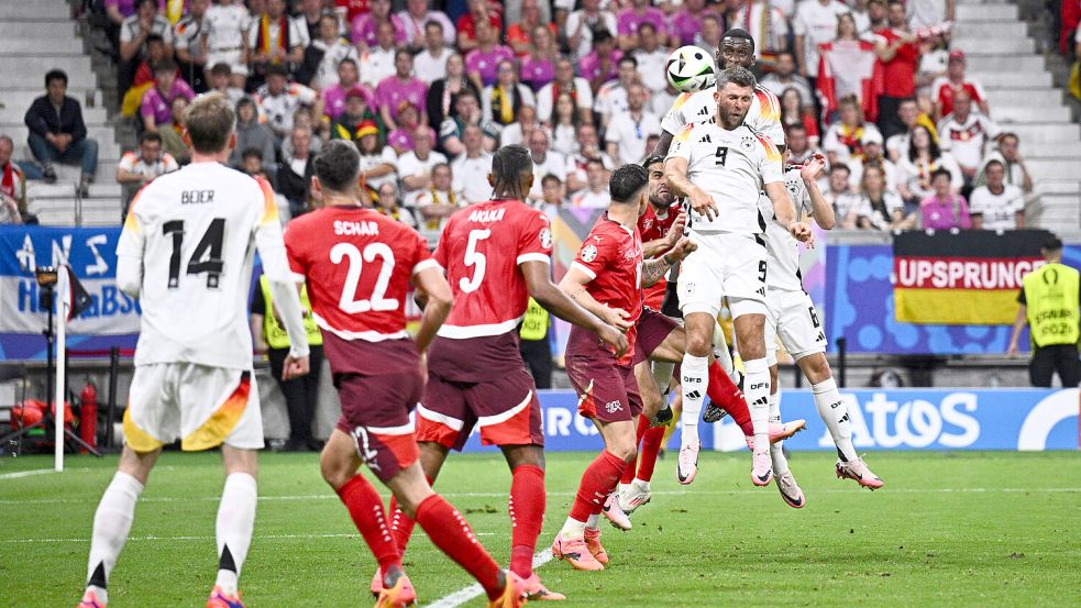 Ein perfekter Kopfball: Niclas Füllkrug steigt auch und trifft für Deutschland zum 1:1-Ausgleich gegen die Schweiz. Foto: dpa