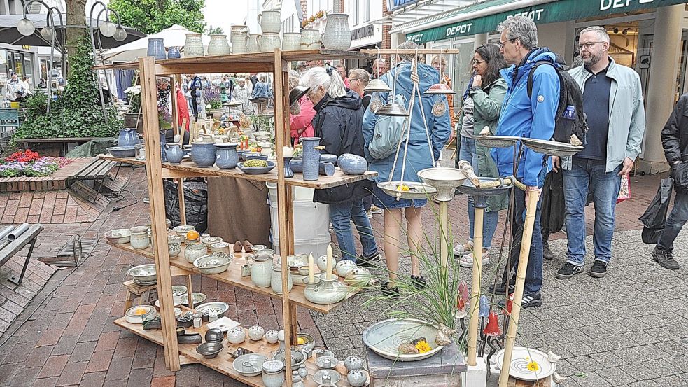 Tausende Besucher zieht alljährlich der Töpfermarkt in Leer an. Foto: Wolters