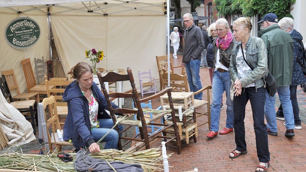 Die Besucher können beim Kunst- und Handwerkermarkt nach schönen Dingen Ausschau halten und Kunsthandwerkern über die Schulter schauen. Foto: Wolters