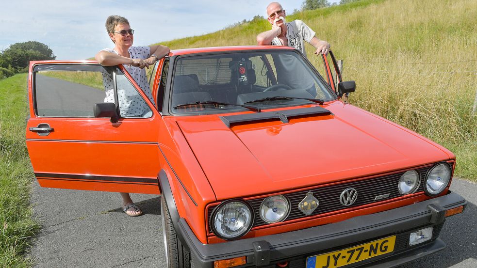 Anna und Wübbe Jan Kiel fahren auch selbst einen Oldtimer. Foto. Ortgies/Archiv