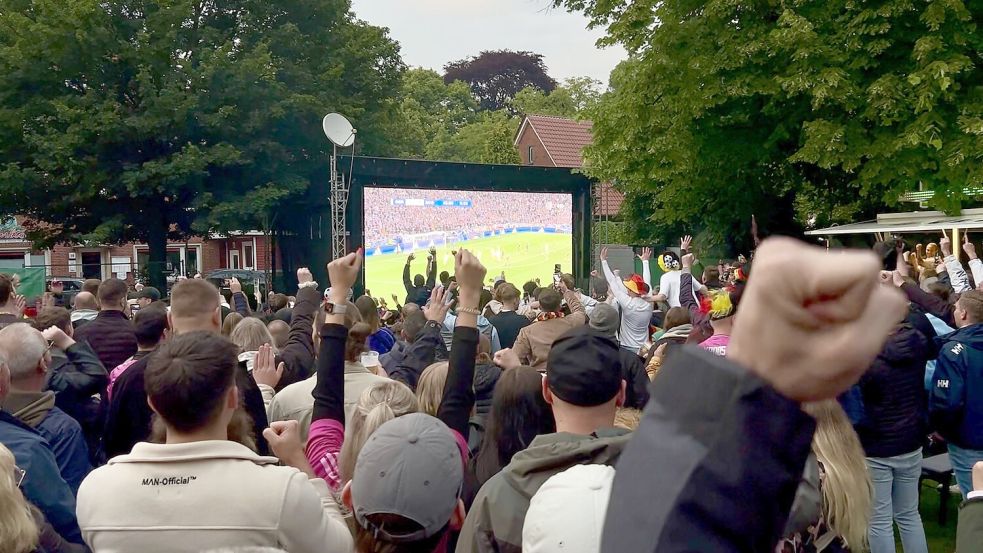 Gejubelt werden kann am Samstagabend auch in Ihrhove. Änlässlich des Bottermarktes wird ein Public Viewing organisiert. Das Foto entstand bei einer Veranstaltung in Emden. Foto: Weiden