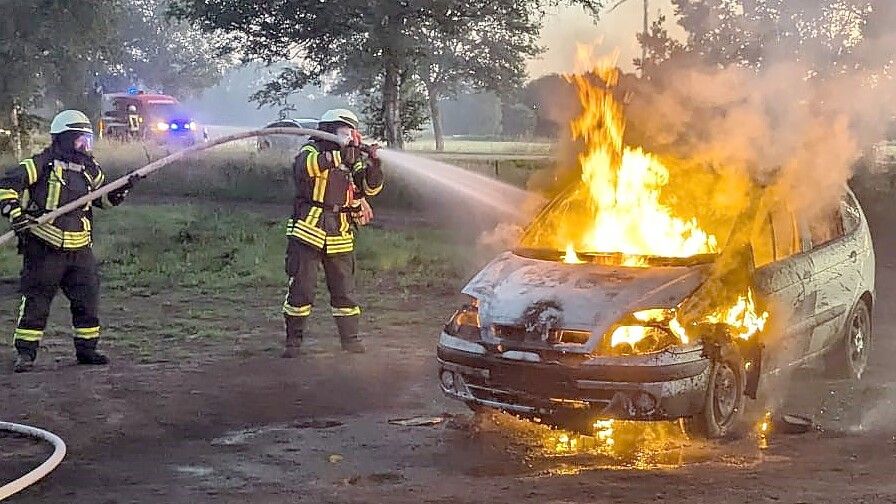 Auf einem Acker an der Bundesstraße 70 war am Montagabend ein Auto in Brand geraten. Fotos: Bruns/Feuerwehr Westoverledingen