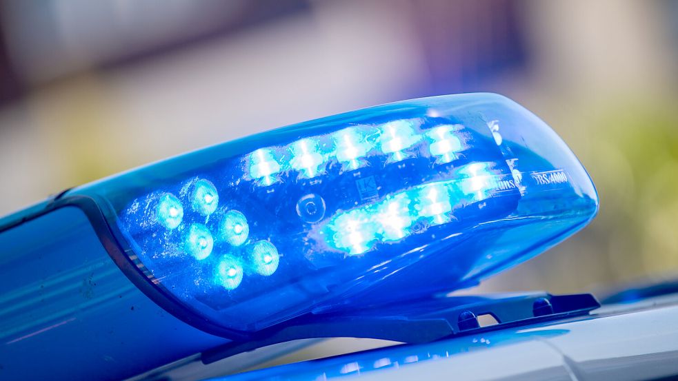 Die Polizei Bremen hat die Öffentlichkeitsfahndung nach einem Mann eingeleitet, der verdächtig wird, in einer Straßenbahn der Linie 1 mehrere Menschen verletzt zu haben. Foto: Lino Mirgeler