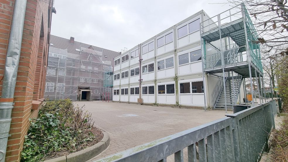 Das alte Gebäude der Hoheellernschule ist eingerüstet. Auf dem Hof steht ein Containerkomplex. Foto: Bothe/Archiv