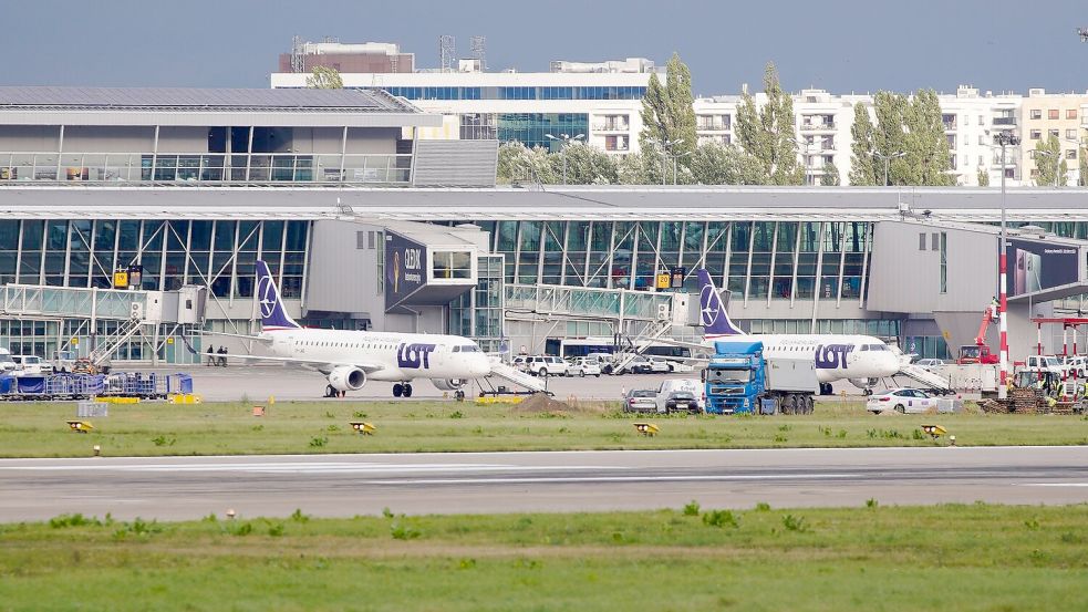 Flugzeuge der polnischen Fluggesellschaft LOT sind am Chopin-Flughafen Warschau geparkt. Polens Regierung plant, bis 2032 einen neuen Großflughafen in der Nähe der Hauptstadt zu bauen. Foto: Jaap Arriens/XinHua/dpa