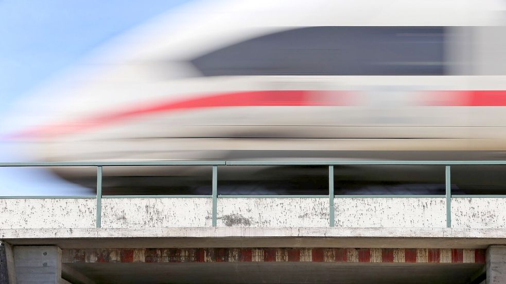 Bahnkunden drohen wegen stark steigender Trassenpreise teurere Tickets und weniger Verbindungen. Foto: Karl-Josef Hildenbrand/dpa