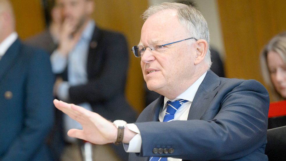 Niedersachsen Ministerpräsident Stephan Weil (SPD) spricht im Interview über die schwierige Lage der Meyer-Werft. Foto: Stratenschulte/DPA