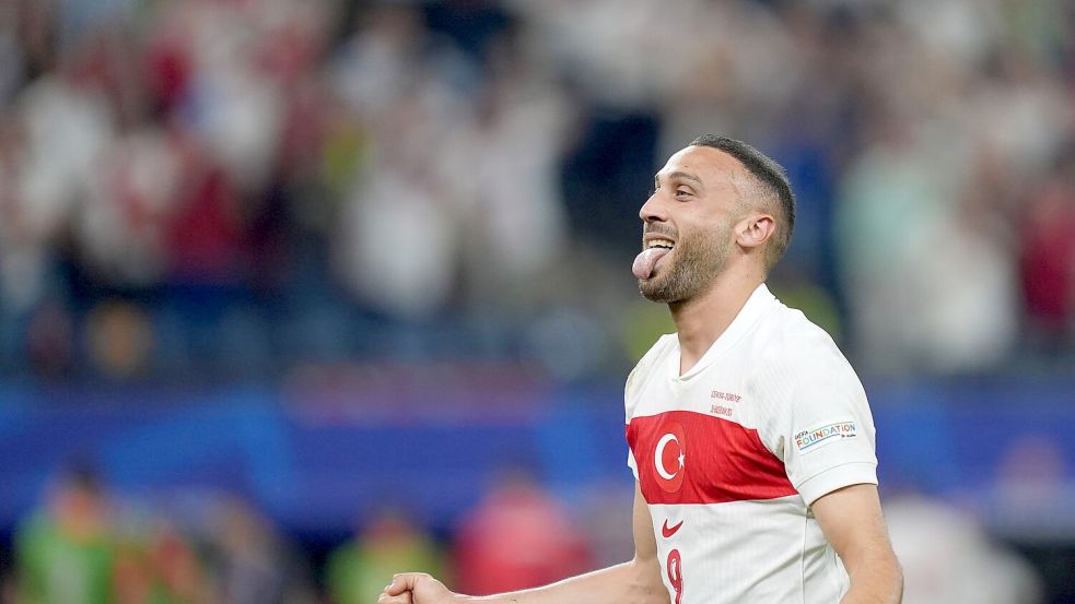 Der Türke Cenk Tosun jubelt nach seinem Treffer zum 2:1-Endstand. Foto: Marcus Brandt/dpa