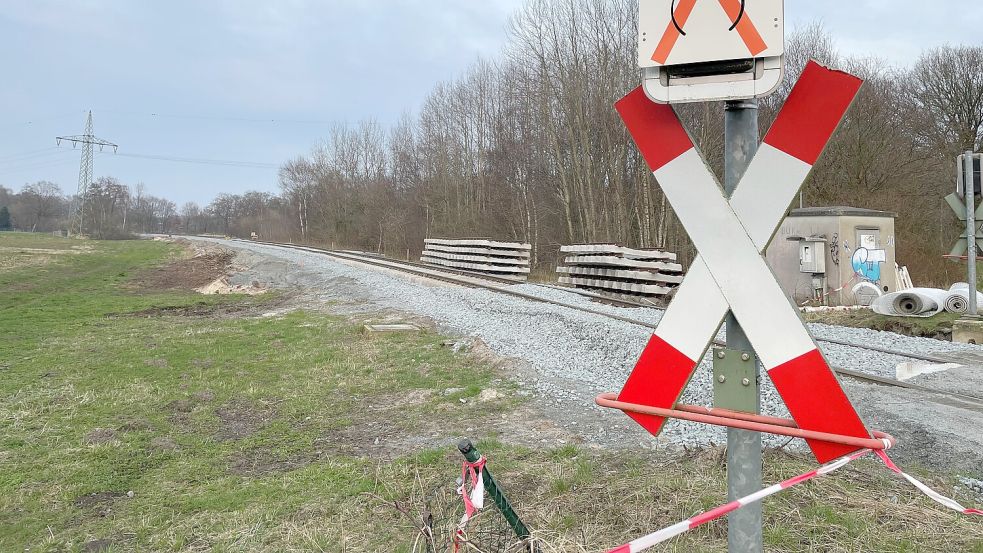 Die Bahn arbeitet in der Gemeinde Westoverledingen an der Sanierung und Erneuerung der Schnellzugverbindung Wunderline. Dafür sind auch wieder Sperrungen von Bahnübergängen notwendig. Foto: David Ammermann/Archiv