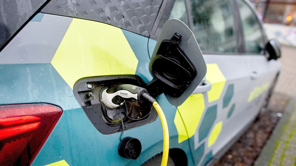 Hier gibt es schon Strom: Ein Carsharing-Fahrzeug des Anbieters „all to drive“ steht an einer Ladestation von EWE Go am Schlossplatz in Oldenburg und wird geladen. Foto: Dittrich/dpa