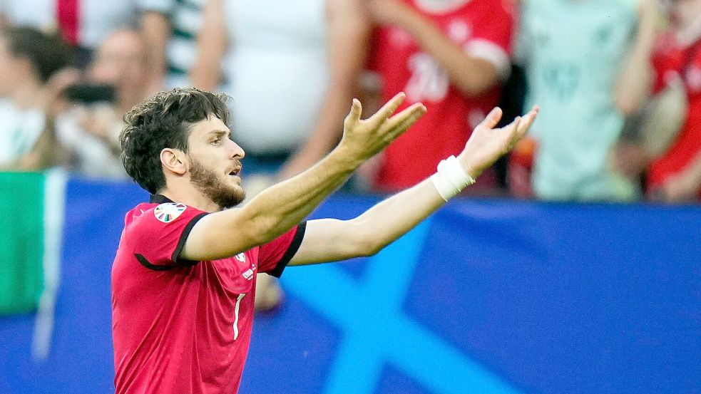 Georgiens Chwischa Kwaratschelia bejubelt das überraschende 1:0 gegen Portugal. Foto: Alessandra Tarantino/AP
