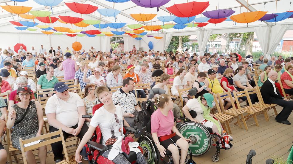 Die bunte Vielfalt der Sozialen Arbeitstätte in Altenoythe zeigte sich bei den Feierlichkeiten durch von der Decke des Festzeltes hängende Schirme. Foto: Passmann
