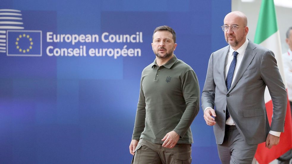 Der ukrainische Präsident Wolodymyr Selenskyj (l) und EU-Ratspräsident Charles Michel in Brüssel. Foto: Benoit Doppagne/Belga/dpa