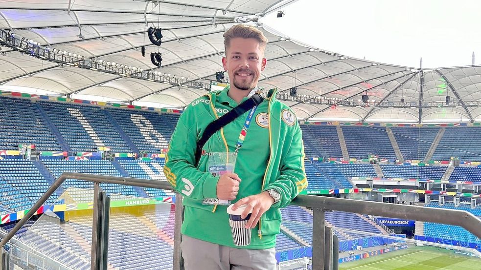 Stefan Kroon hilft bei den EM-Spielen im Volksparkstadion mit. Sein letzter Einsatz als Volunteer in Hamburg steht am 5. Juli an. Foto: Privat