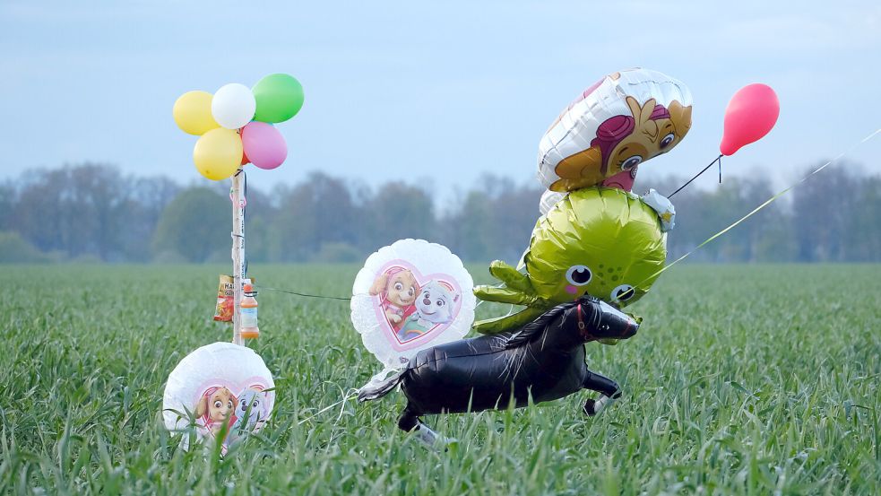 Mit Luftballons und Süigkeiten wollten die Helfer den Jungen anlocken. Foto: dpa/Markus Hibbeler