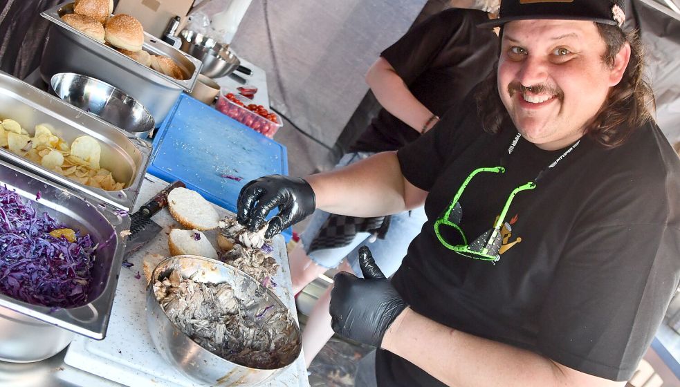 Philipp Beck bereitete auf dem Rathausfest im vergangenen Jahr seinen Snirtje-Burger zu. Foto: Hellmers