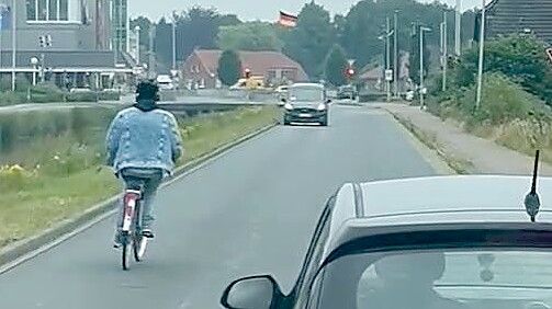 Das Video wurde auf der 1. Südwieke in Ostrhauderfehn aufgenommen. Es zeigt einen Radfahrer, der im Zick-Zack-Kurs fährt und dadurch andere Verkehrsteilnehmer gefährdet. Screenshot: Zein