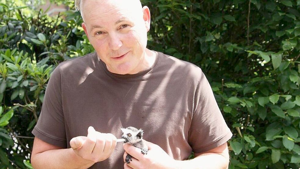 Tierpfleger Markus Müller vom Thüler Tier- und Freizeitpark zieht das kleine Katta-Baby mit seiner Lebensgefährtin Kerstin von Höfen zu Hause mit der Flasche auf. Foto: M. Pille