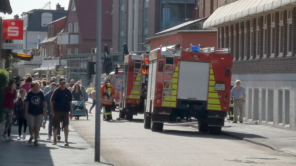 Mit mehreren Wagen rückte die Feuerwehr aus.