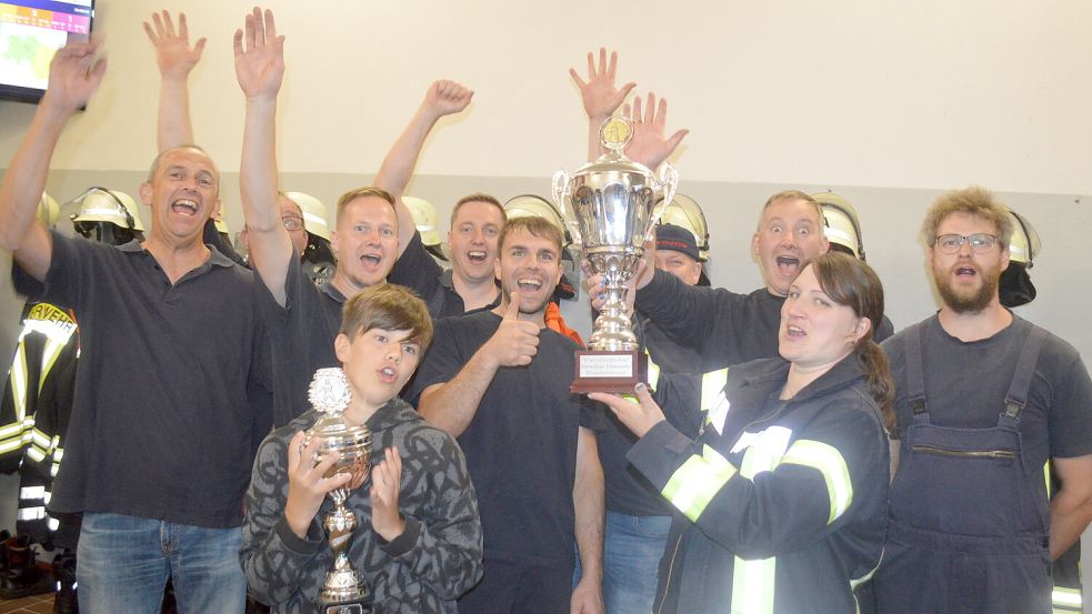 Die Feuerwehr aus Klostermoor erhielt für den ersten Platz sowohl einen Siegerpokal als auch den Wanderpokal. Die Freude darüber war riesig. Fotos: Weers