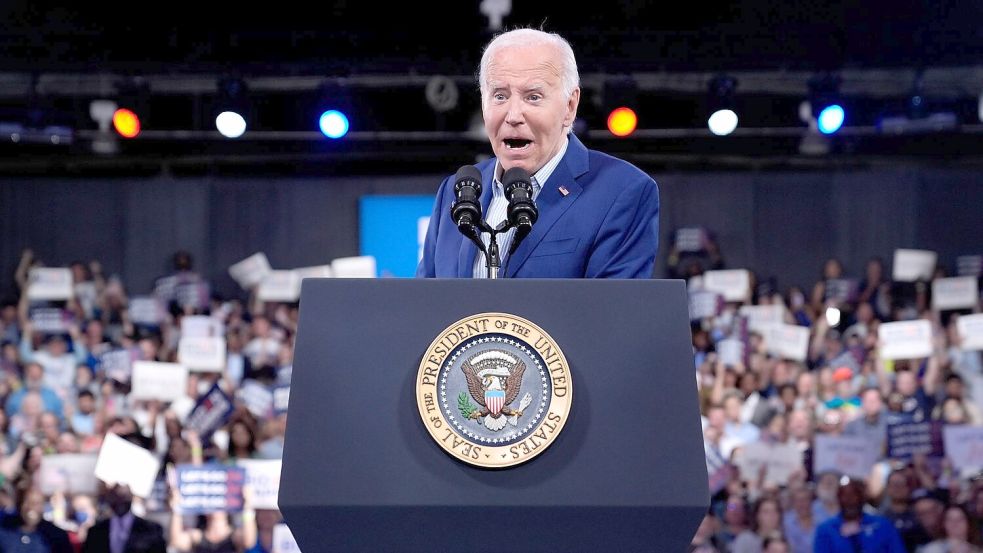 Noch steht die erste Reihe der Demokraten geschlossen hinter US-Präsident Joe Biden. Doch die Stimmen derer, die ihn nicht mehr für den richtigen Kandidaten halten, werden lauter. Foto: Evan Vucci/AP/dpa