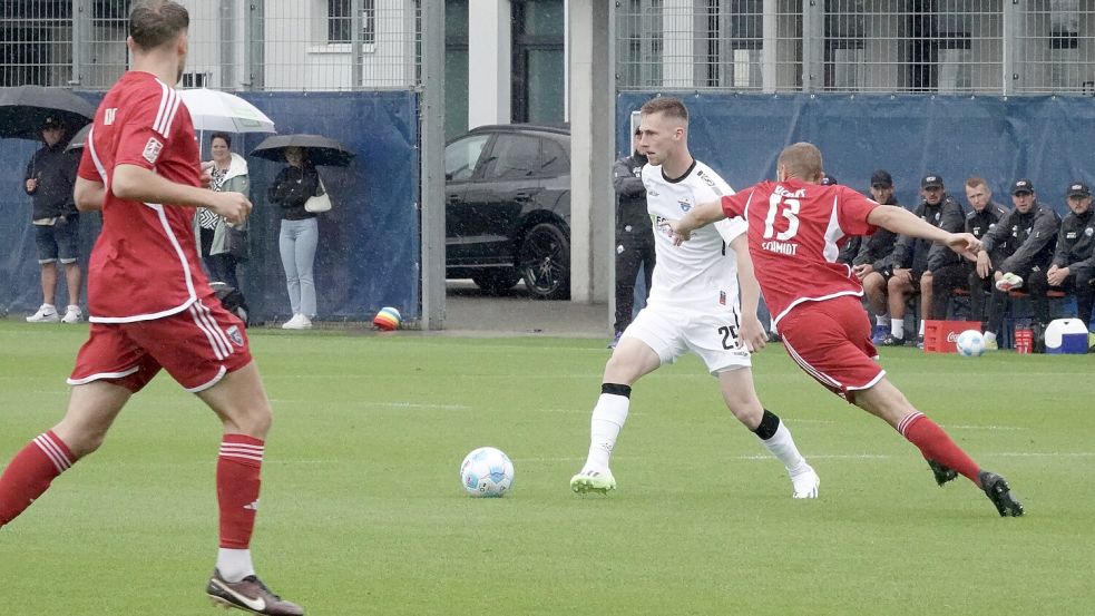 In der Anfangsphase eilten die Emder (rechts Neuzugang Marten Schmidt) den Gastgebern (am Ball Tjark Scheller) zumeist nur hinterher. Fotos: SC Paderborn 07