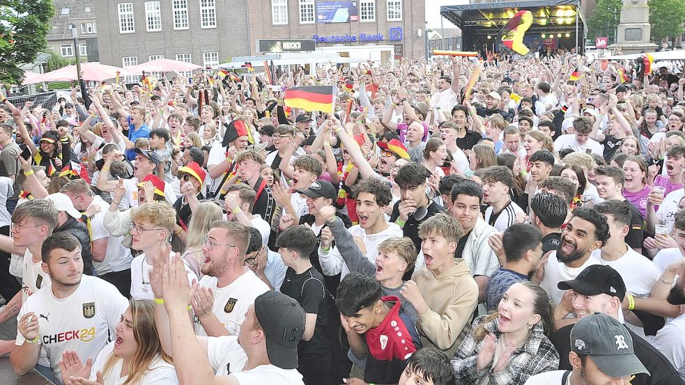 Auf dem Denkmalplatz in Leer wurde am Samstag wieder ordentlich gejubelt. Foto: Wolters